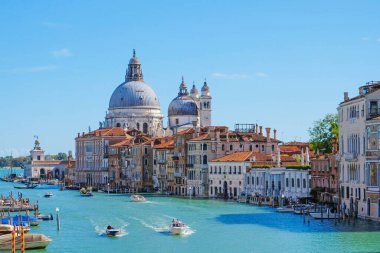 Ponte dell 'Accademia Köprüsü' nden güneşli bir günde Saint Mary of Health kubbesiyle Venedik Büyük Kanalı 'nın ünlü manzarası. İtalyan seyahat merkezi ve dönüm noktası, turistik bölge.