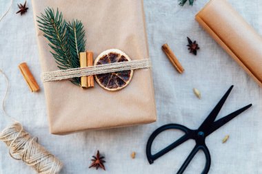 Köknar dalı, tarçın çubuğu, kuru portakal dilimleri gibi doğal dekorasyonlarla paketleme hediyeleri.