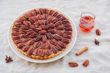 Lezzetli taze ev yapımı cevizli turta beyaz masa örtüsü..