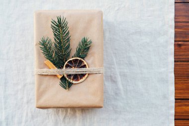 Köknar dalı, tarçın çubuğu, kuru portakal dilimleri gibi doğal dekorasyonlarla paketleme hediyeleri.
