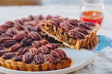 Lezzetli taze ev yapımı cevizli turta, yakın plan..