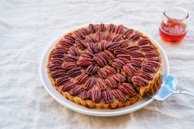 Lezzetli taze ev yapımı cevizli turta beyaz masa örtüsü. Tatlı yemek. Şükran Günü ve Noel için popüler bayram yemeği.