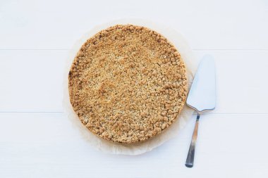 Taze pişmiş ev yapımı çift koltuk değnekli elmalı turta..