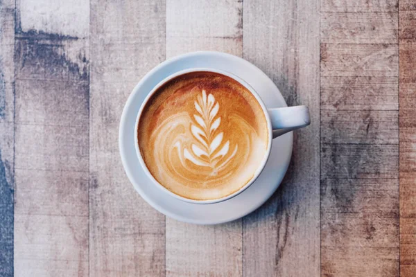 Beyaz arka planda taze, lezzetli kapuçino kahvesi..