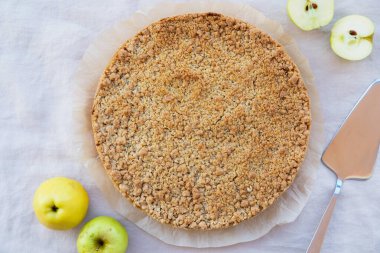 Taze pişmiş ev yapımı çift koltuk değnekli elmalı turta, üst manzara. Tatlı yemek..