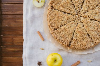 Taze pişmiş ev yapımı çift koltuk değnekli elmalı turta. Yukarıdan tatlı yemek..