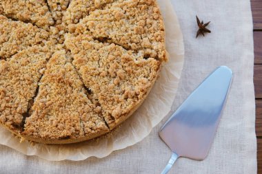 Taze pişmiş ev yapımı çift koltuk değnekli elmalı turta. Yukarıdan tatlı yemek.,