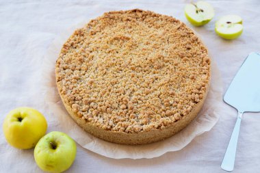 Taze pişmiş ev yapımı çift koltuk değnekli elmalı turta. Tatlı yemek..
