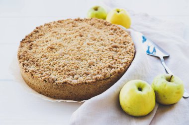 Beyaz arka planda taze pişmiş ev yapımı çift koltuk değnekli elmalı turta. Tatlı yemek..