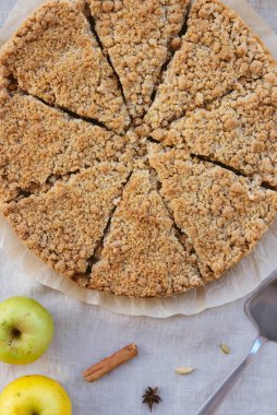 Taze pişmiş ev yapımı çift koltuk değnekli elmalı turta. Yukarıdan tatlı yemek.,