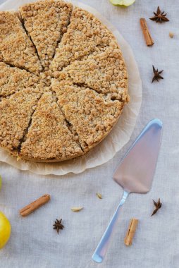Taze pişmiş ev yapımı çift koltuk değnekli elmalı turta..