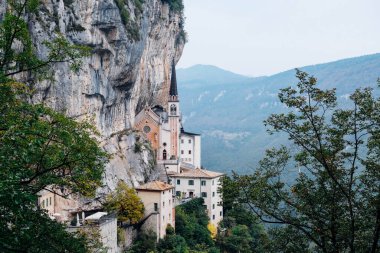 Ferrara di Monte Baldo 'daki Madonna della Corona mabedi. İtalya, Verona, Veneto bölgesinde turistik bir yer ve ünlü bir hac yeri. Kilise dağ kayalarında inşa edildi..