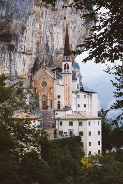 İtalya, Ferrara di Monte Baldo 'daki Madonna della Corona Sığınağı.