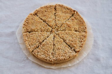 Taze pişmiş ev yapımı çift koltuk değnekli elmalı turta..