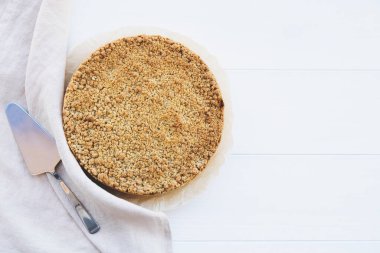 Beyaz arka planda taze pişmiş ev yapımı çift koltuk değnekli elmalı turta. Uzayı kopyala Tatlı yemek..