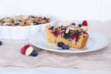 Taze pişmiş yaz meyveli kek. Tatlı yemek..