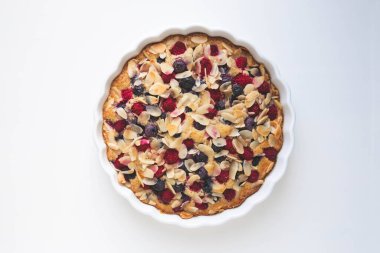 Beyaz arka planda taze pişmiş ev yapımı yaz meyveli kek. Uzayı kopyala Tatlı yemek..