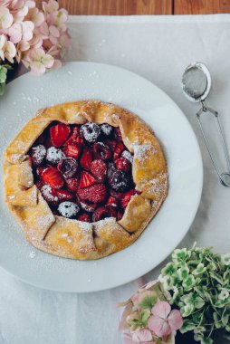 Lezzetli taze pişmiş vejetaryen çilek ve kiraz galeti..