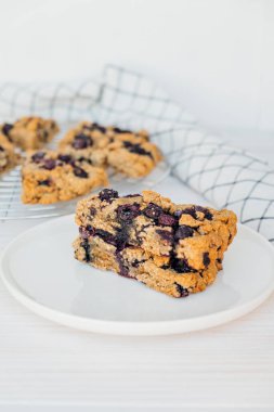 Beyaz ahşap arka planda yaban mersinli çörekler. Vejetaryen hamur işi.