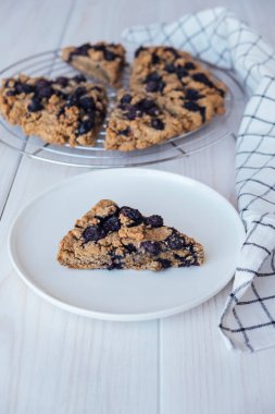 Beyaz ahşap arka planda yaban mersinli çörekler. Vejetaryen hamur işi.