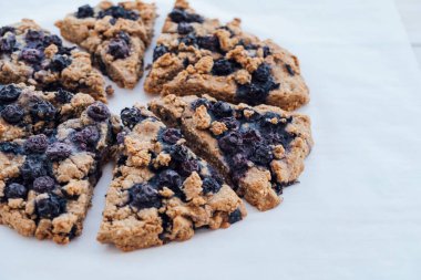 Beyaz ahşap arka planda yaban mersinli çörekler. Vejetaryen hamur işi.