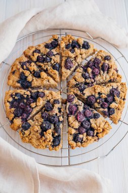 Beyaz ahşap arka planda yaban mersinli çörekler. Vejetaryen hamur işi.