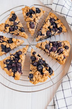 Beyaz ahşap arka planda yaban mersinli çörekler. Vejetaryen hamur işi.
