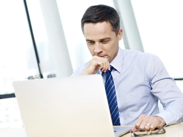 Näringsidkare som arbetar på kontor med laptop — Stockfoto