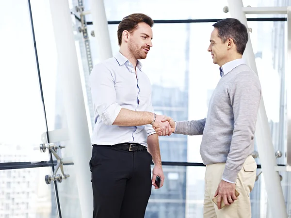 Corporate människor skakar hand — Stockfoto