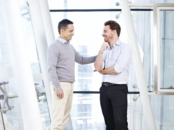 Boss giving subordinate a pat on the shoulder — Stock Photo, Image