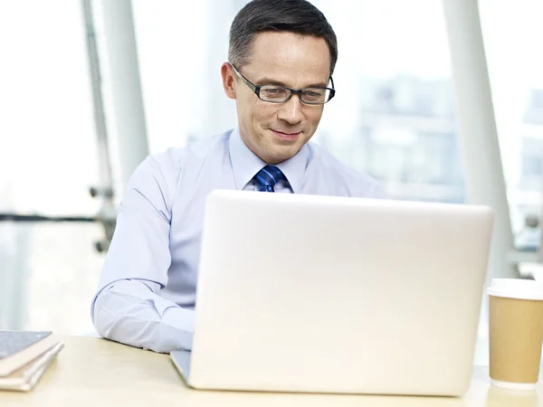 Trabalhador de escritório usando computador portátil — Fotografia de Stock