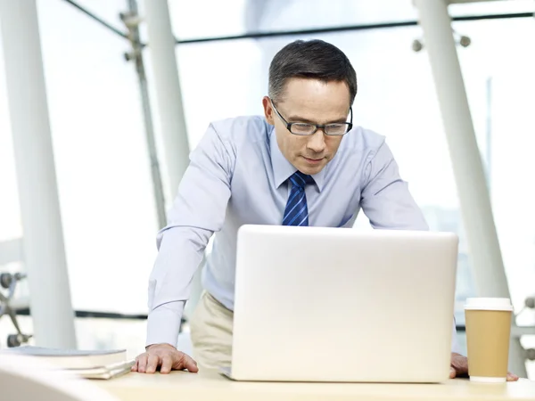 Ejecutivo corporativo trabajando en el cargo — Foto de Stock