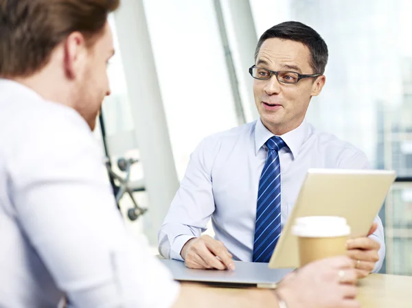 Gente corporativa teniendo una conversación interesante — Foto de Stock