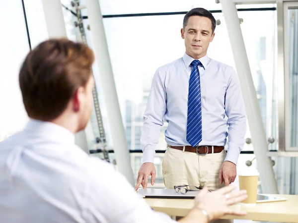 Gente de oficina discutiendo negocios — Foto de Stock