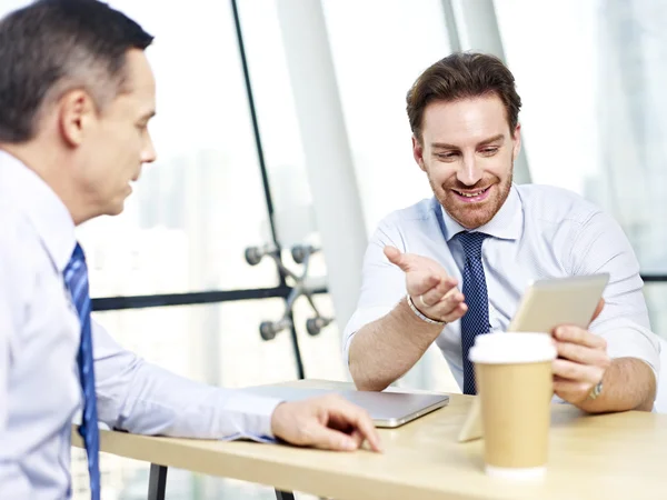 Persone aziendali che discutono affari in ufficio — Foto Stock