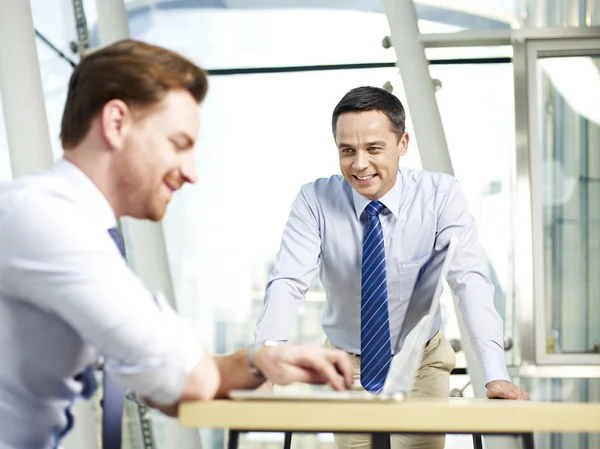 Geschäftsleute arbeiten im Büro zusammen — Stockfoto