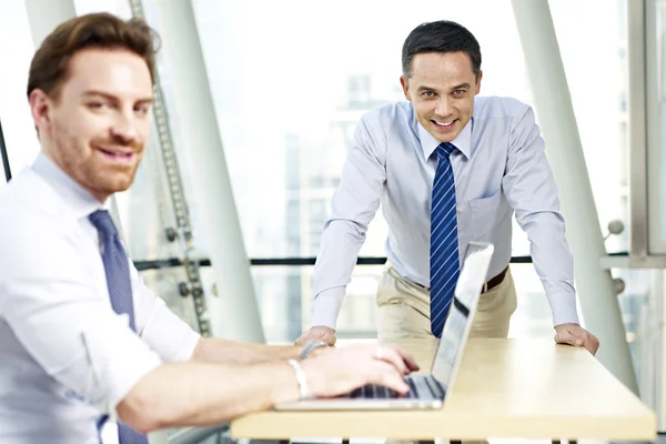 Geschäftsleute arbeiten im Büro zusammen — Stockfoto