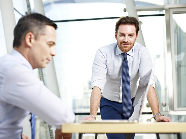 Uomini d'affari che lavorano insieme in ufficio — Foto Stock