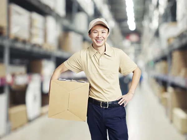 Портрет молодого работника склада с коробкой — стоковое фото
