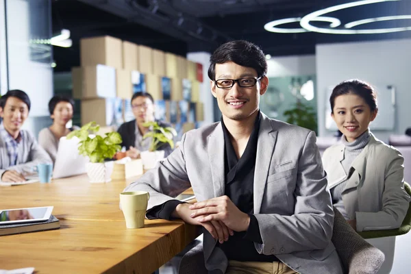 Junge asiatische Unternehmer treffen sich im Büro — Stockfoto