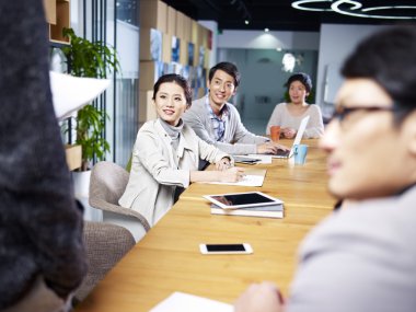 ofiste toplantı Asya Genç Girişimciler