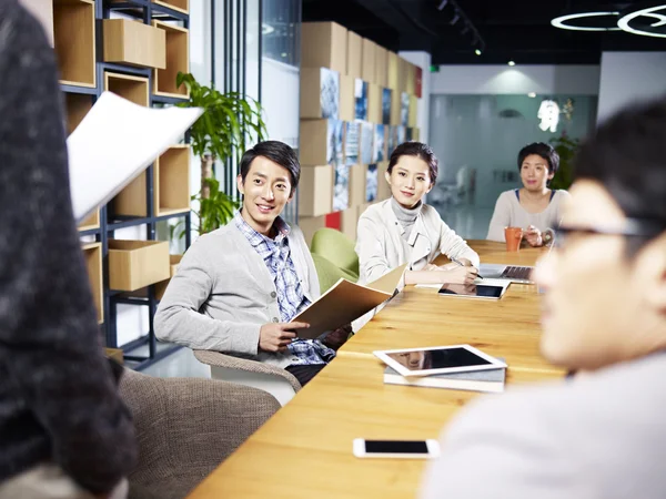 Jovem asiático empresários reunião no escritório — Fotografia de Stock