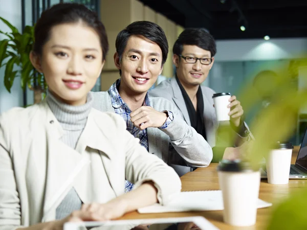 Портрет молодой азиатской бизнес-команды — стоковое фото