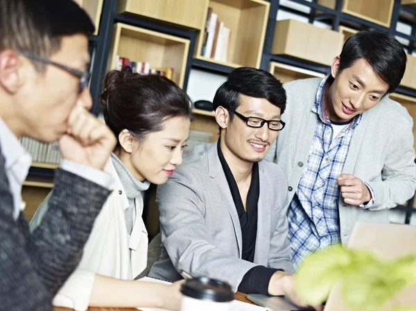 Young asian business people working together in office — Stock Photo, Image