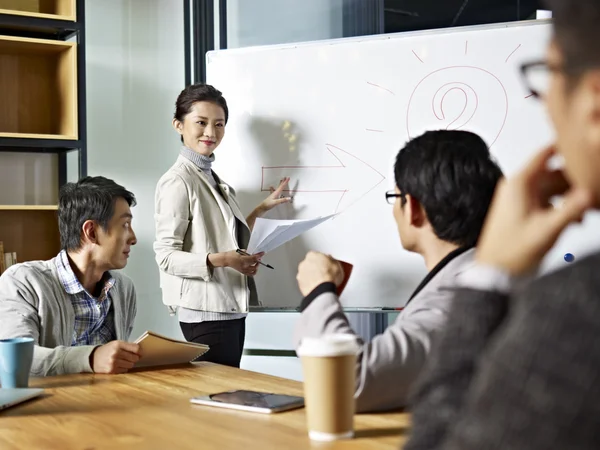 Young asian business woman facilitating a discussion — Stock Photo, Image