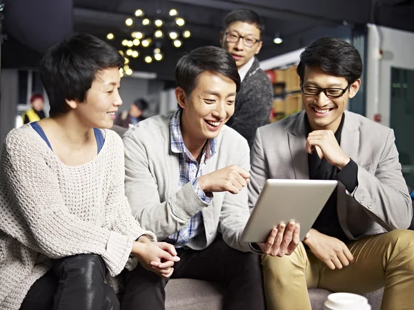 Giovani asiatici uomini d'affari utilizzando tablet in ufficio — Foto Stock