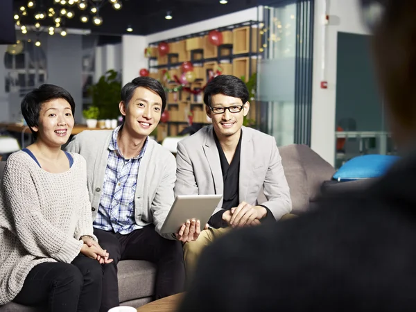 Young business people talking to boss — Stock Photo, Image