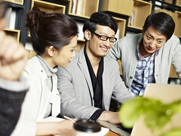 Gruppo di giovani che lavorano in ufficio — Foto Stock