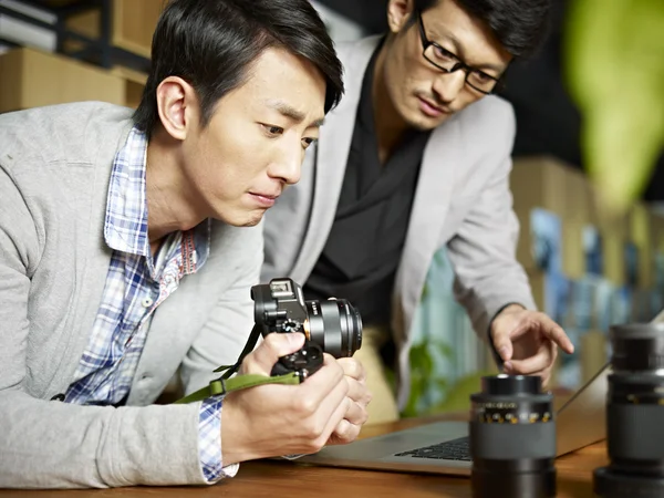 Twee Aziatische fotografen op het werk — Stockfoto