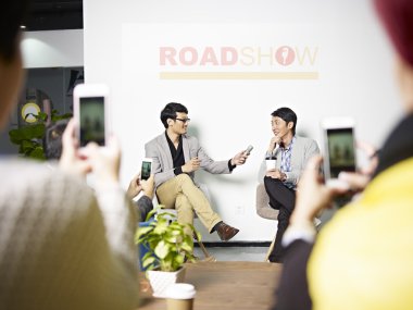 Genç Asyalı girişimci Roadshow sırasında röportaj